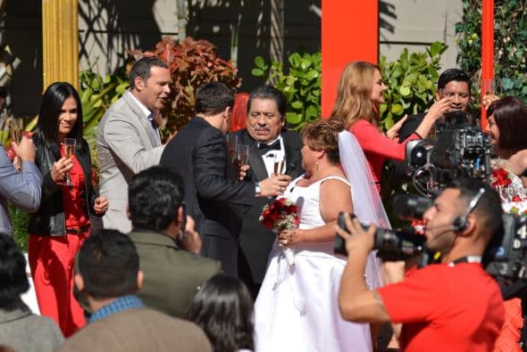 Alan Tacher y Raúl González felicitaron a Don Juan por unir su vida con una increíble mujer como Elia.