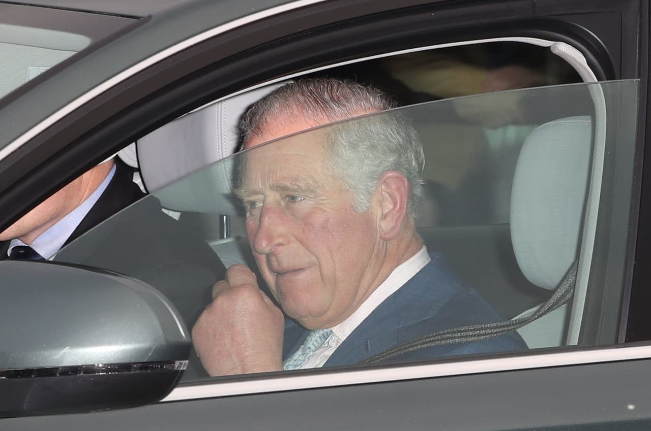 El príncipe Carlos fue el único de los hijos de la reina Isabel II cuya llegada fue captada por los 'paparazzi'.