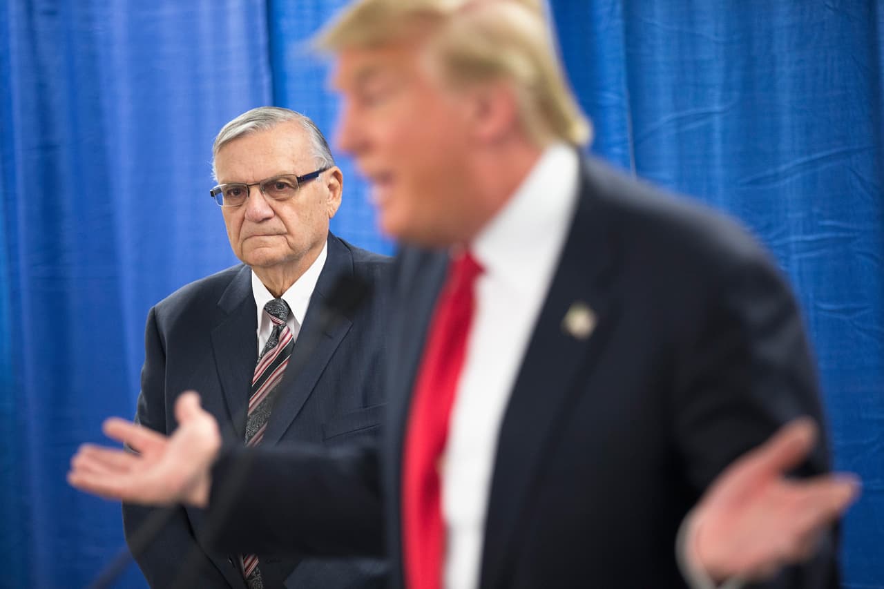 <a href="https://www.univision.com/temas/joe-arpaio"><b>Joe Arpaio</b></a>
<b>. </b>Fue alguacil del condado de Maricopa, Arizona, durante 24 años. Basó gran parte de su trabajo en la mano dura contra los inmigrantes y fue declarado culpable de prácticas de perfil racial en contra de conductores hispanos por una corte federal. 
<a href="https://www.univision.com/noticias/politica/joe-arpaio-vuelve-a-la-carga-a-sus-87-anos-y-quiere-ser-otra-vez-alguacil-de-maricopa-en-2020"><u>Trump le otorgó el perdón presidencial el 25 de agosto de 2017</u></a>.
<br>