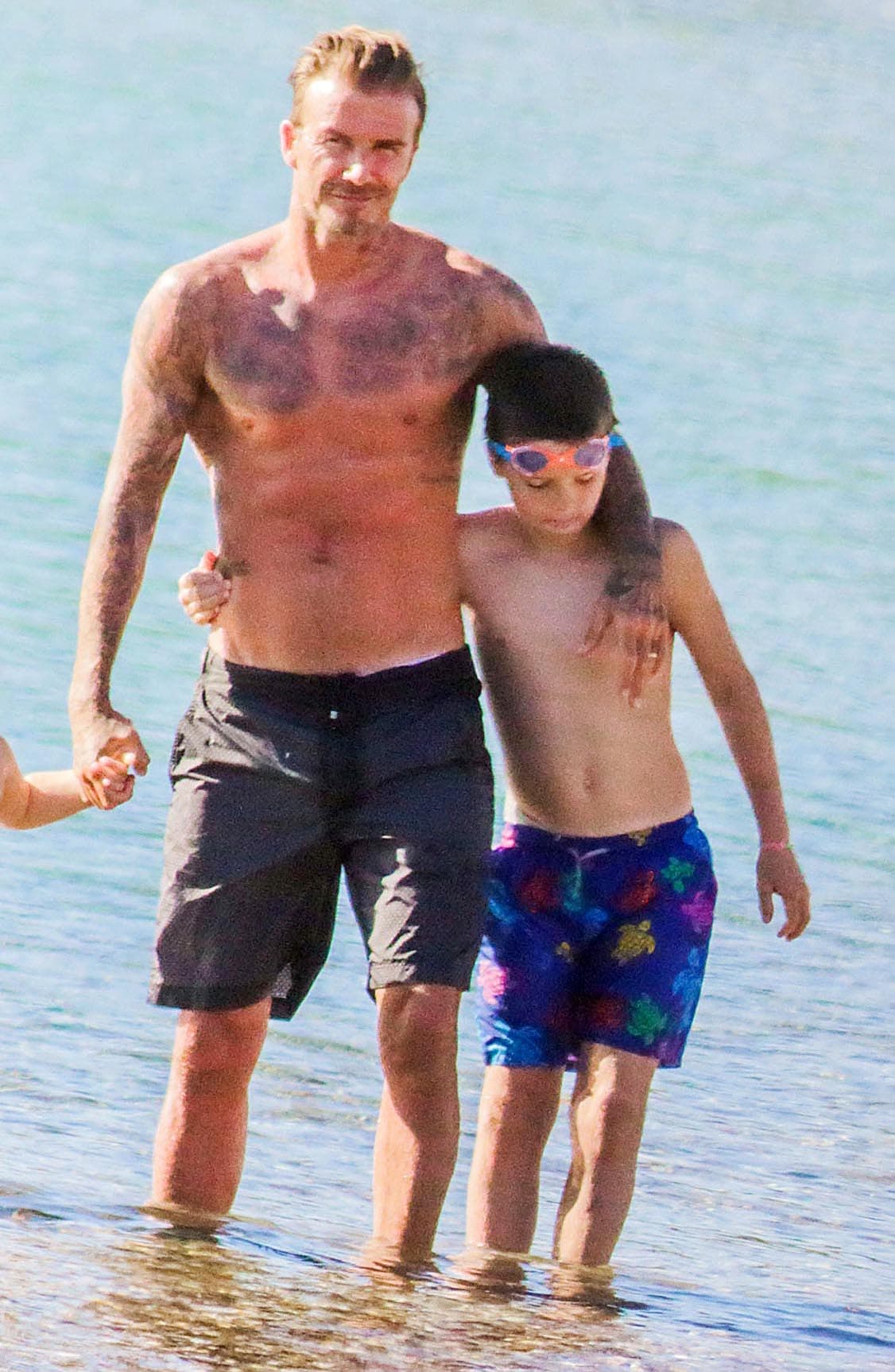 Durante sus vacaciones en Grecia, los paparazzi los captaron haciéndose fotos a la orilla del mar.