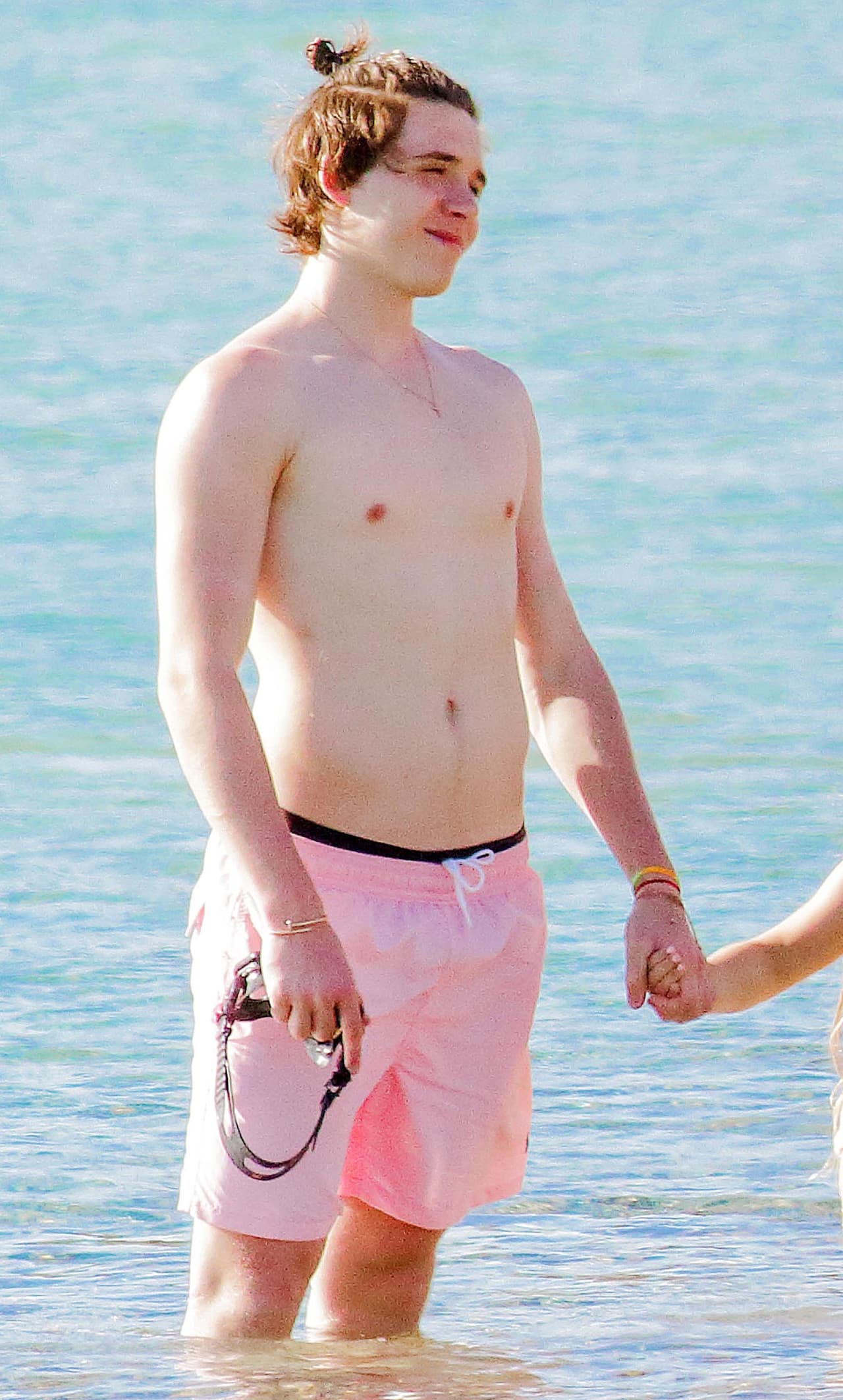 Hasta el hijo más grande, Brooklyn, posó para la cámara de su mami.