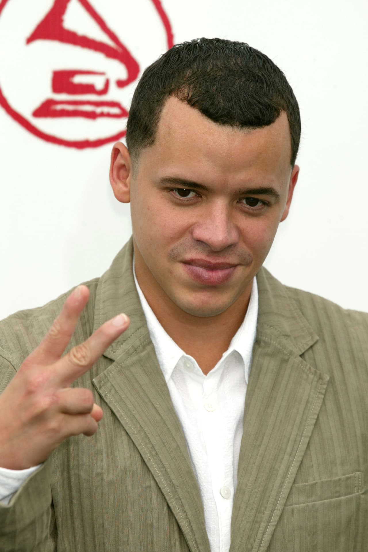 Varios medios de Puerto Rico lograron confirmar que el artista se encontraba
<b> en intensivo y entubado</b>.