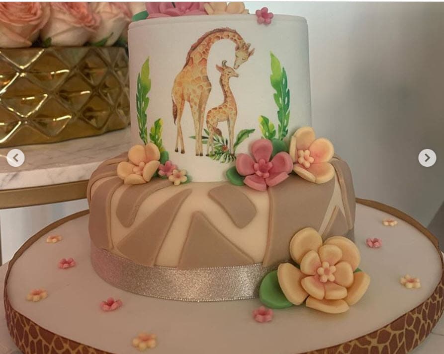 <b><a href="https://www.univision.com/famosos/pantuflas-cables-y-una-pestana-michelle-galvan-muestra-entre-risas-lo-que-no-se-vio-en-camara-en-primer-impacto-video" target="_blank">"¡Un 'baby shower' virtual de impacto!"</a></b>, escribió la orgullosa y futura mamá a través de su cuenta de Instagram. 
<br>