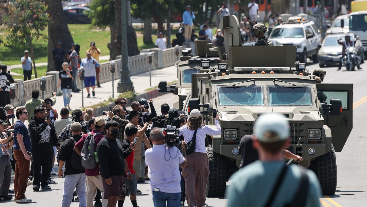 <b>El LAPD afirmó no haber participado, </b>pero sí mantuvo presencia para evitar disturbios, mientras que Defensa dijo que las tropas protegían perímetros y agentes.
