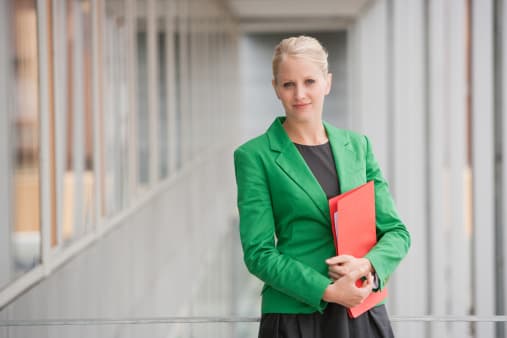 Acompaña tu atuendo con un ‘blazer’. Este puede ser de un color llamativo si en el resto de tus prendas imperan los tonos sobrios.