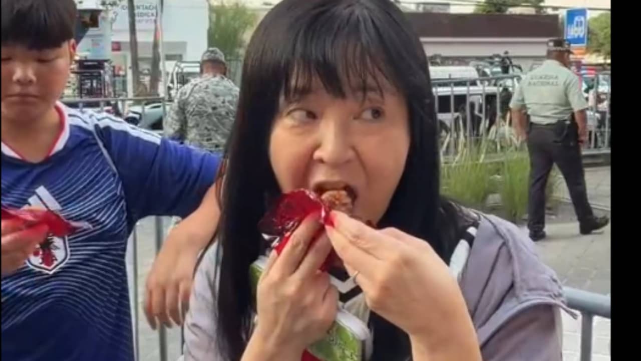 ¡Los consuelan! Aficionados mexicanos reparten dulces a japoneses en Monterrey