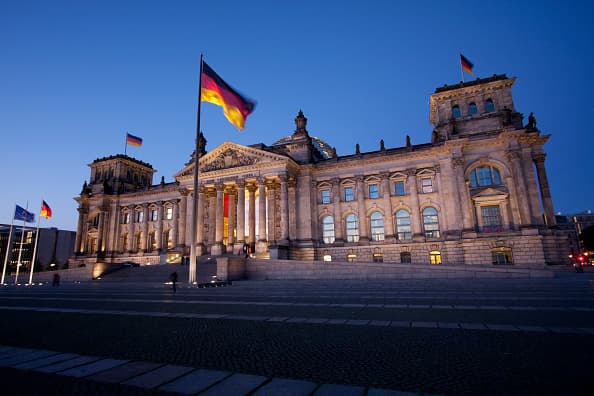 <b>Alemania se coloca como el segundo país favorito a nivel mundial para trabajar</b>. El fuerte sector industrial del país, los generosos servicios sociales y la política de inmigración abierta, son los principales atractivos para la gente trabajadora, principalmente de Rusia, África y Europa del Este. 
<br>