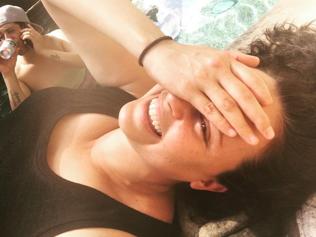 En la actualidad, Shaila Dúrcal ya no se preocupa por mostrar su dedo y así lo hace notar en las imágenes que publica en Instagram.