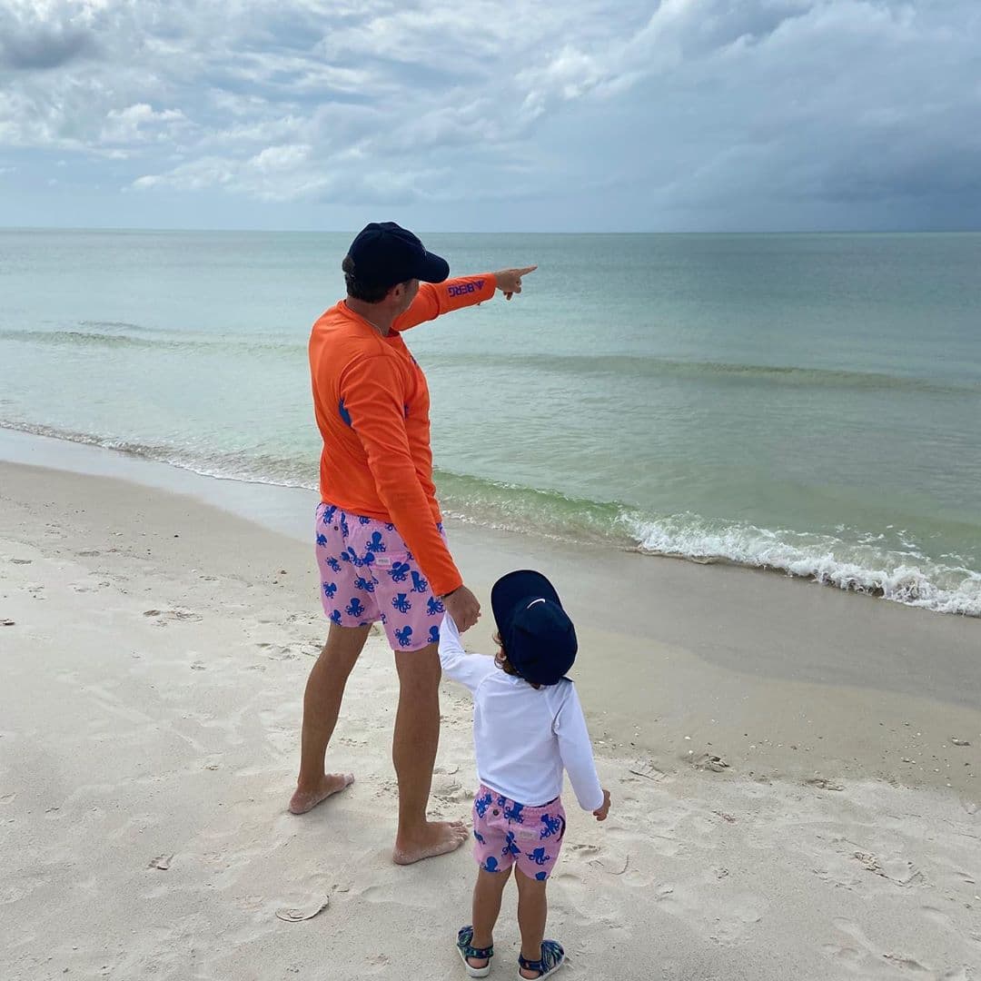 Cristy capturó bellos momentos en la orilla del mar. En una de las imágenes se observa a Alan Tacher de la mano de Liam, el quinto de sus hijos.