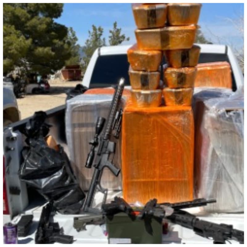 Los tres hombres arrestados fueron registrados en la Oficina del Sheriff del Condado de Kern, en la cárcel Central Receiving Facility acusados de múltiples cargos.