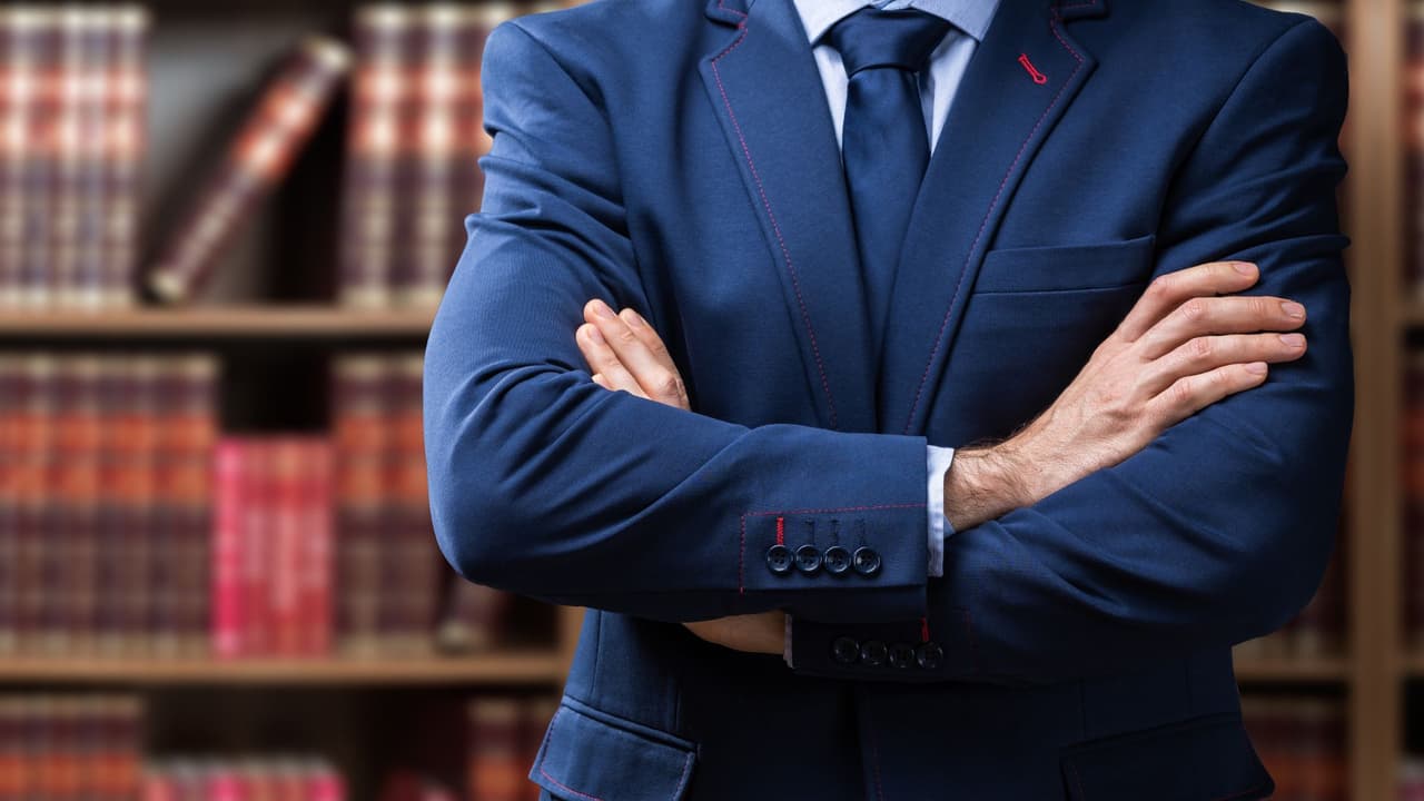 <h3 class="cms-H3-H3">Qué hacer si tienes un problema con tu abogado</h3> 
<i>State Bar of Texas</i> administra 
<b>el sistema disciplinario.</b> 
<br>Este proceso permite 
<b>presentar quejas formales cuando existe una posible violación ética</b>, aunque no resuelve disputas de dinero 👉🏻 
<a href="https://www.texasbar.com/Content/NavigationMenu/ForThePublic/ProblemswithanAttorney/GrievanceEthicsInfo1/File_a_Grievance.htm" target="_blank">haz clic aquí para conocer más</a>
<br>📬 Su dirección postal: 
<b>State Bar of Texas, Chief Disciplinary Counsel, P.O. Box 13287, Austin, TX 78711</b>
<br>Elegir un abogado en Texas no debe ser un salto al vacío. 
<br>
<b>Verificar, preguntar y entender antes de pagar </b>reduce errores y protege a quien ya enfrenta un problema legal.