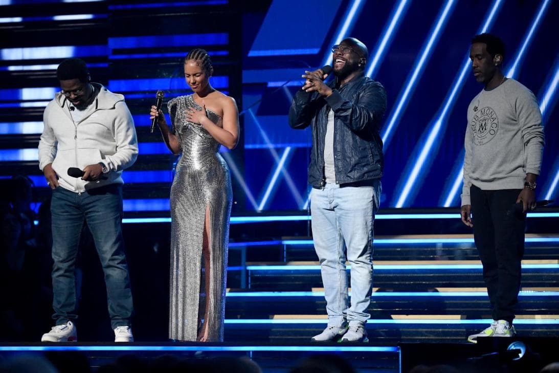 Alicia Keys quedó con la encomienda de intentar animar a la audiencia, lo que más tarde consiguió improvisando en el piano mientras mencionaba a algunos de los asistentes.