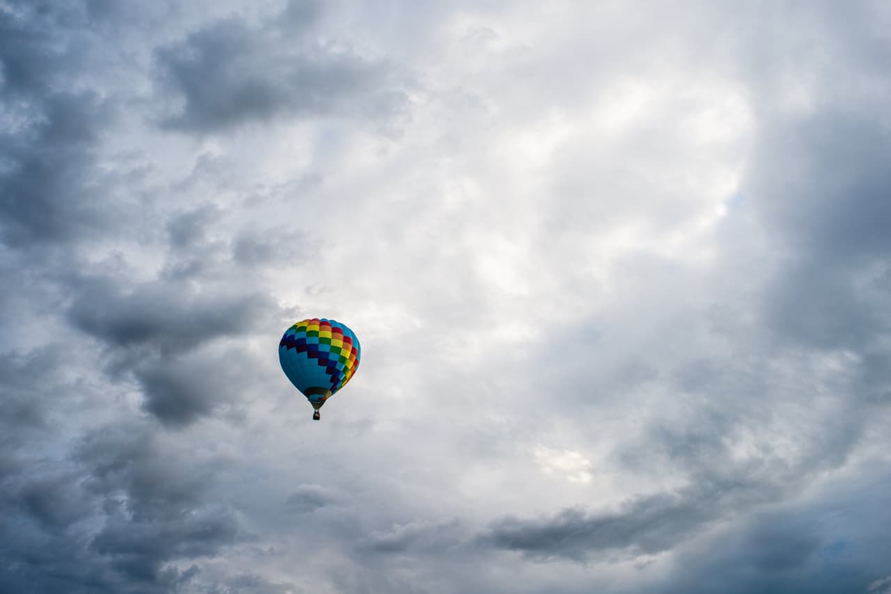 Un globo aerostático puede transportar entre
<b> cuatro y 10 personas</b>. El de mayor capacidad actualmente puede llevar
<b>hasta 32 pasajeros</b>.