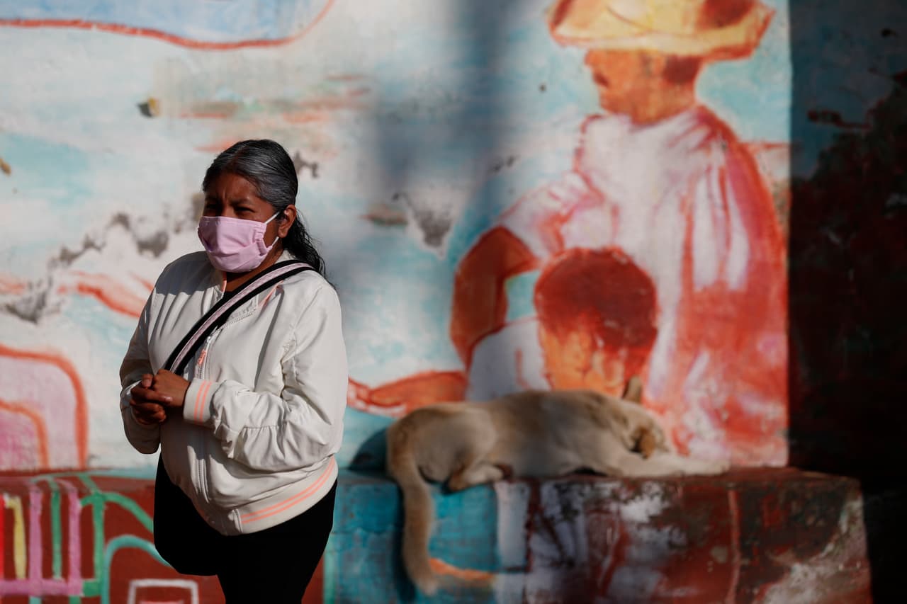 <br>Una mujer se frota gel antibacterial en las manos mientras espera para hacerse la prueba de covid-19 en una carpa de diagnóstico móvil en San Gregorio Atlapulco en el distrito de Xochimilco de la Ciudad de México.