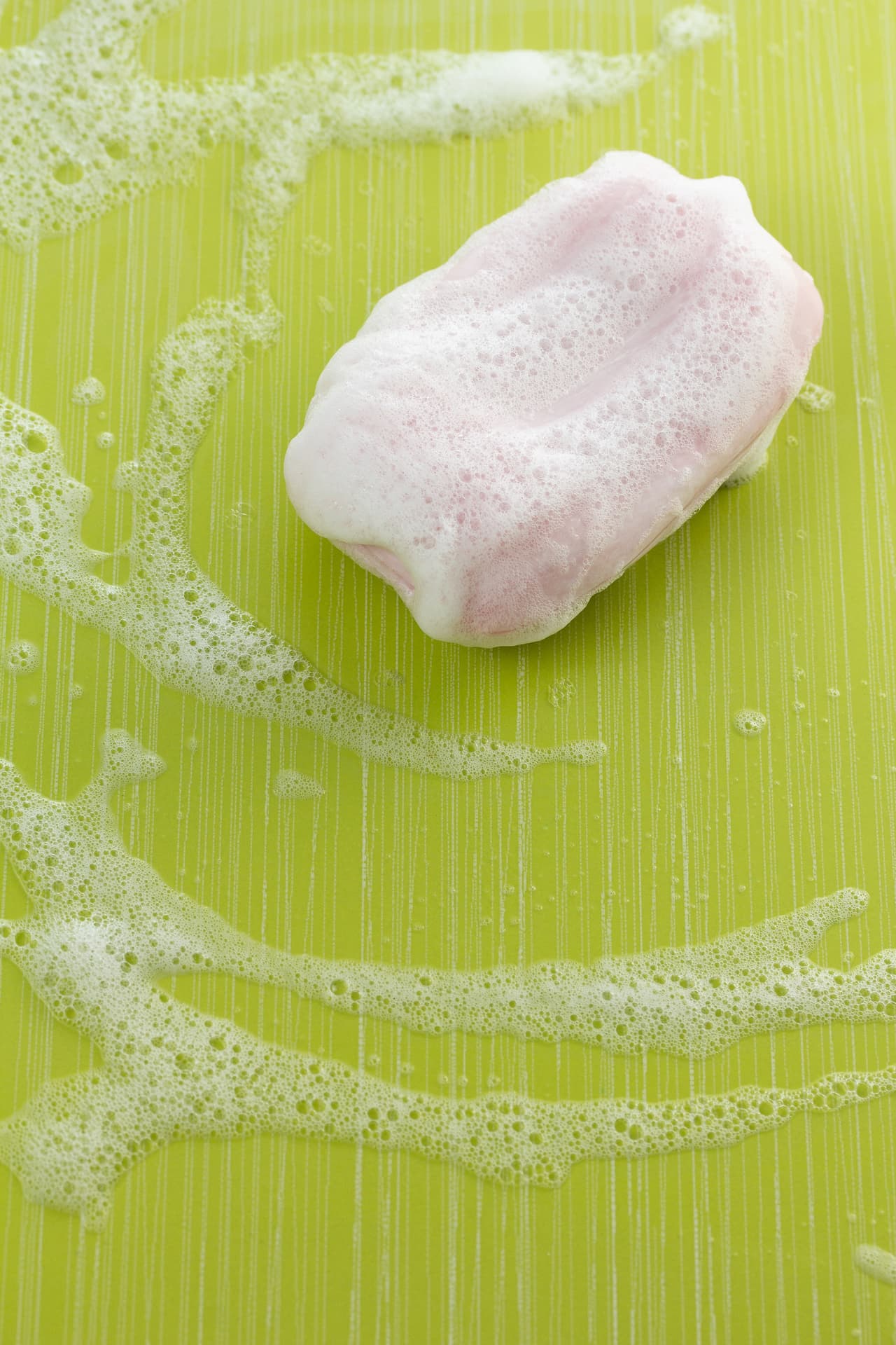 Sólo necesitas agua, jabón y una esponja.