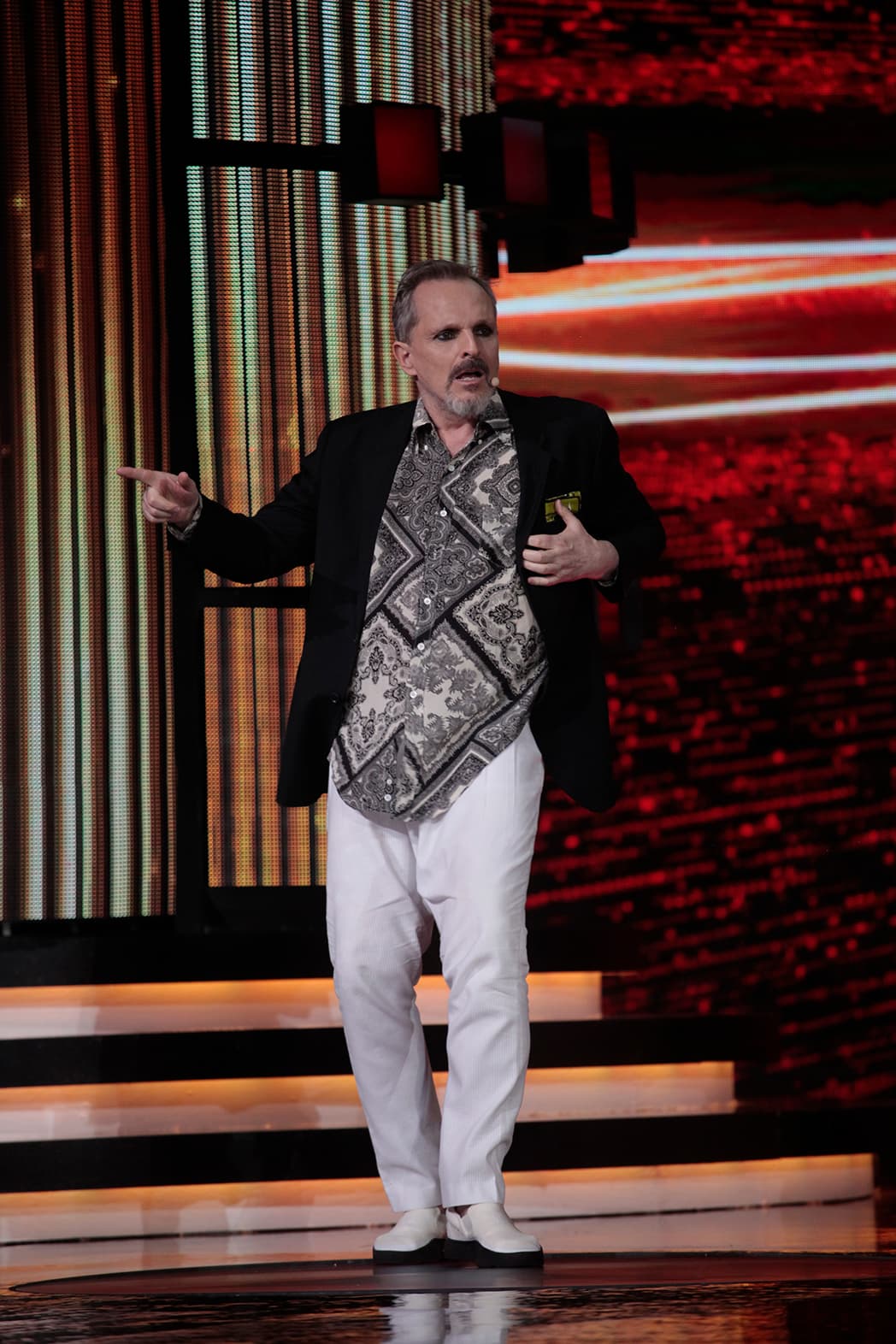 Mientras observaba los pasos, Bosé daba los suyos propios.