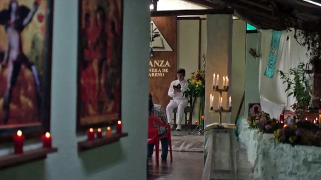 Custodiada por cinco sicarios, una casa ambientada como templo evangélico, iluminado con velas, bancas largas de madera y un podio, son el escenario en el que decenas de personas escuchan la prédica de Nazario.