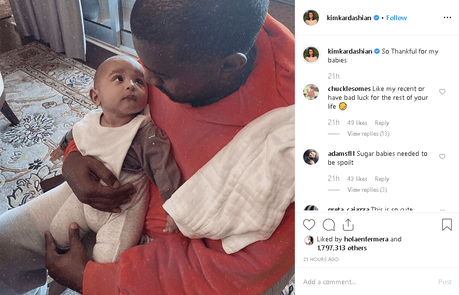 Después, la futura abogada compartió otra
<b><a href="https://www.instagram.com/p/B5a5L-DgAOG/" target="_blank">fotografía de su esposo</a></b> Kanye West y su hijo menor, Psalm West Kardashian. La famosa puso al pie de la imagen: "
<b>Muy agradecida por mis bebés"</b>.