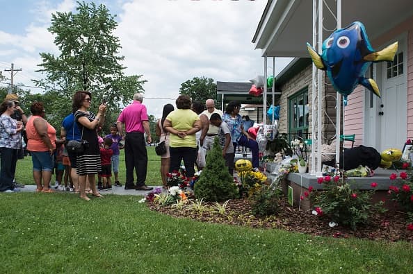 La gente ha ido a la casa de Muhammad Ali donde paso su niñez y rinde tributo al boxeador más grande de todos los tiempos.