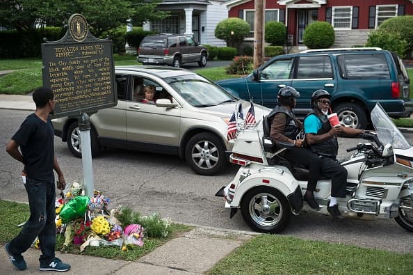 La gente ha ido a la casa de Muhammad Ali donde paso su niñez y rinde tributo al boxeador más grande de todos los tiempos.