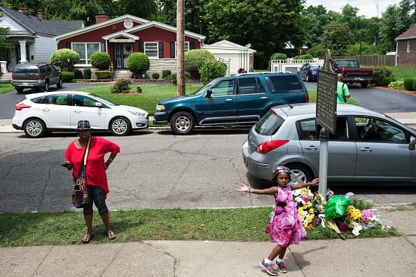 La gente ha ido a la casa de Muhammad Ali donde paso su niñez y rinde tributo al boxeador más grande de todos los tiempos.