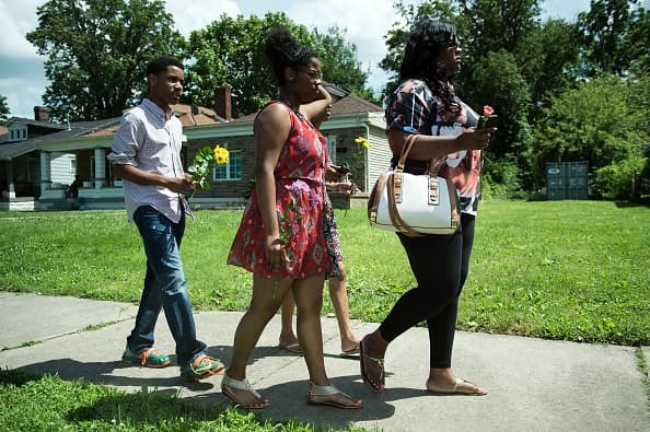 La gente ha ido a la casa de Muhammad Ali donde paso su niñez y rinde tributo al boxeador más grande de todos los tiempos.