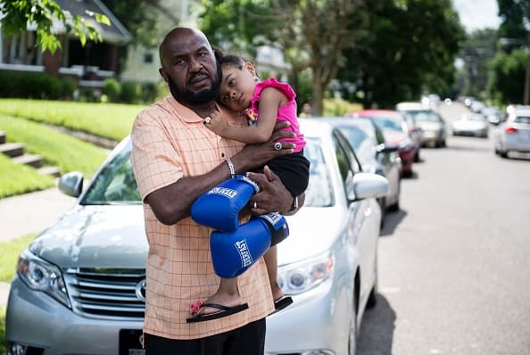 La gente ha ido a la casa de Muhammad Ali donde paso su niñez y rinde tributo al boxeador más grande de todos los tiempos.