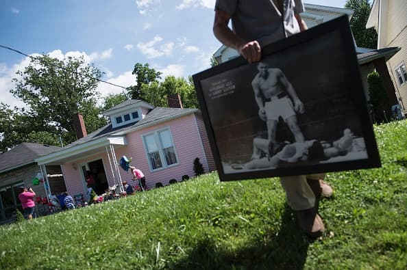 La gente ha ido a la casa de Muhammad Ali donde paso su niñez y rinde tributo al boxeador más grande de todos los tiempos.