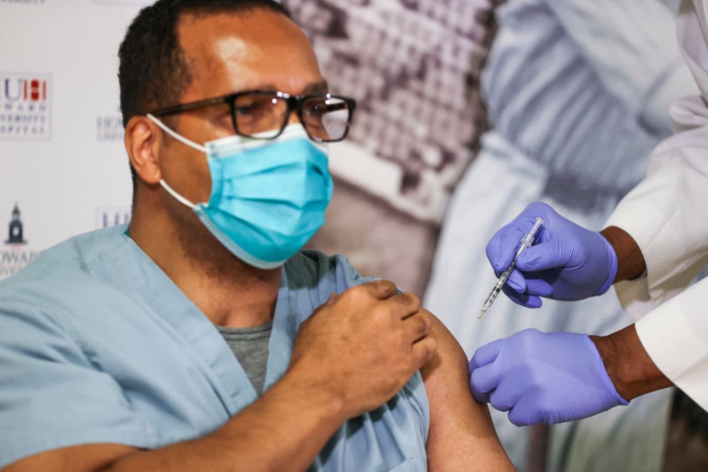 Puede que el 2020 haya comenzado con los brotes de la pandemia, pero cierra con el inicio del proceso de vacunación contra el COVID-19 a adultos de la tercera edad y personal de la salud, en Estados Unidos y Gran Bretaña, inicialmente.