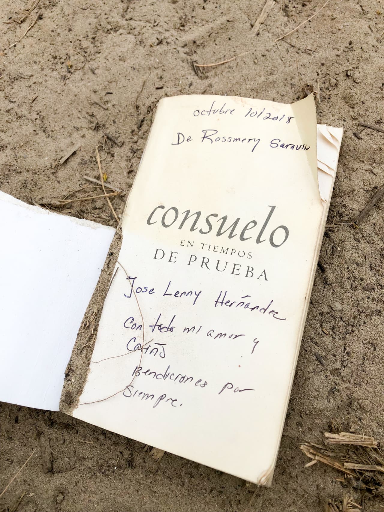 Algunos de los objetos que dejan los migrantes tras cruzar el río hablan por si solos, como este libro roto llamado 
<i>'Consuelo en tiempos de prueba'</i> que Rossmery Saravia le dedica a José Lenny Hernández.