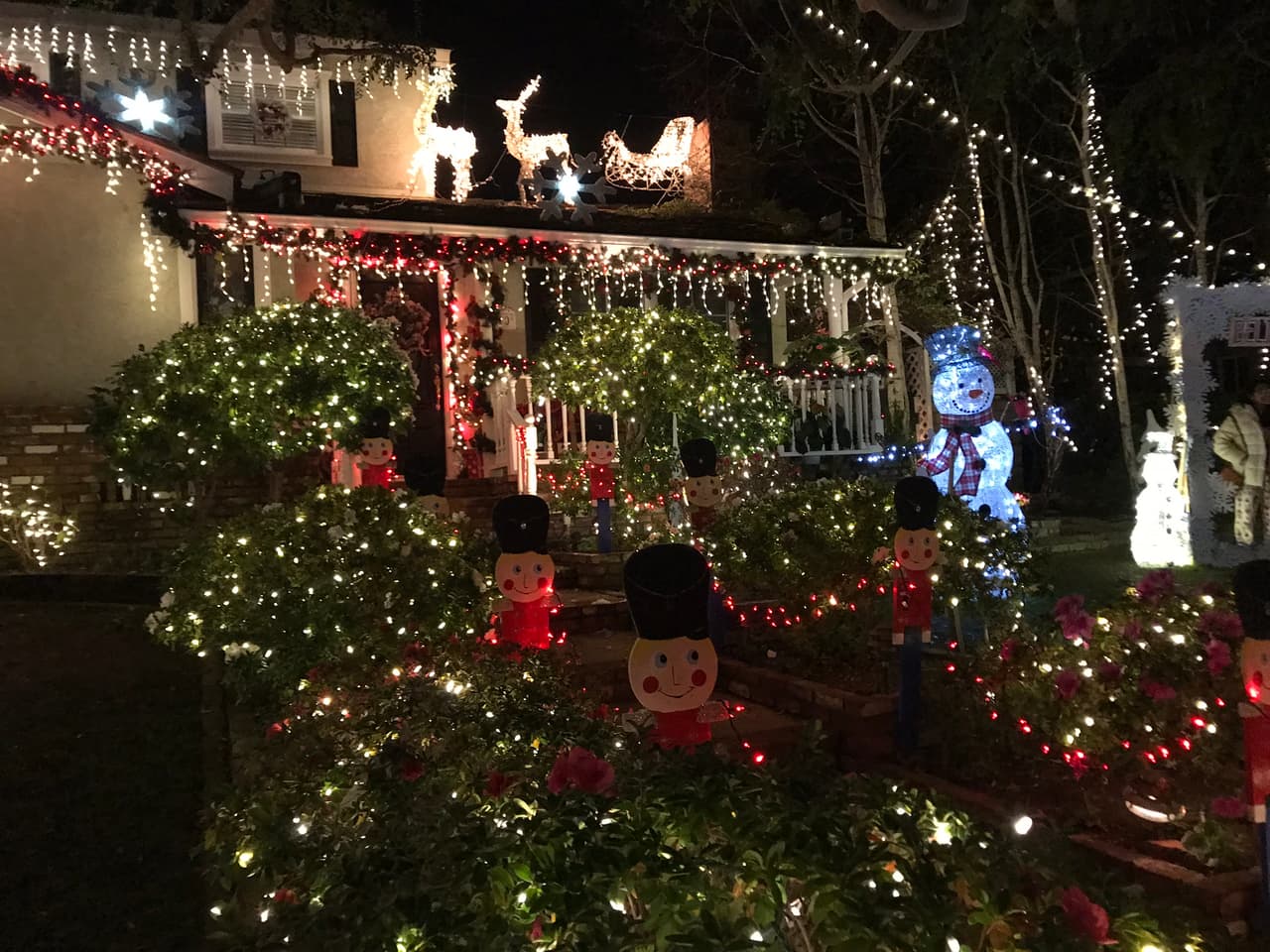 Los encendidos son una tradición de 40 años en donde los residentes del área decoran sus casa con miles de luces atrayendo a propios y extraños de lunes a lunes desde las seis y hasta las 10 de la noche.