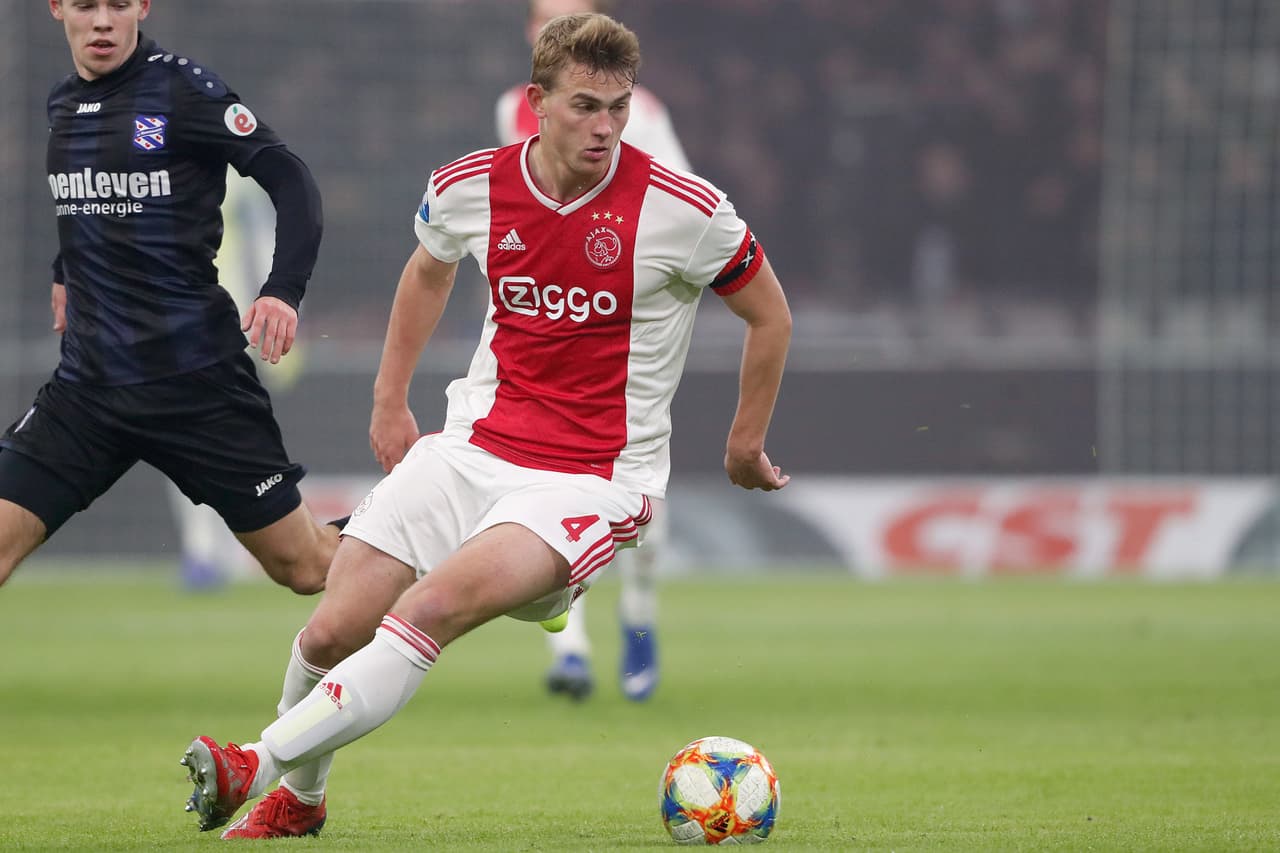 Defensas: Matthijs de Ligt (Ajax) - 74.1 millones de dólares cuando tenía 19 años.