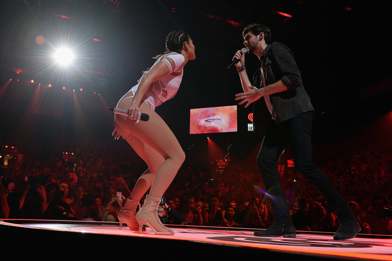 El español se veía tan emocionado de compartor escenario con JLo que no se pudo contener.