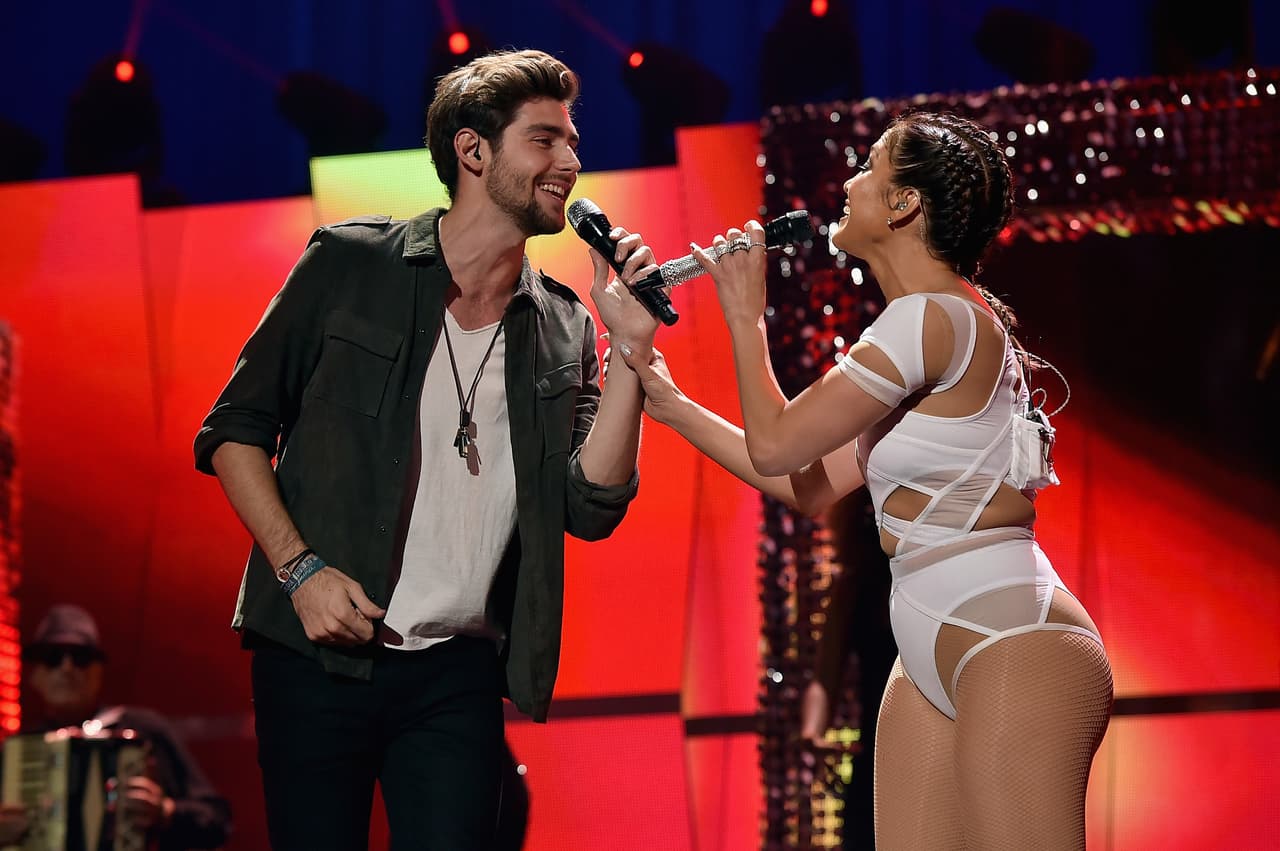 Se le vio sonriente junto a la diva y ella no paró de seducirlo con su voz y sus bailes.