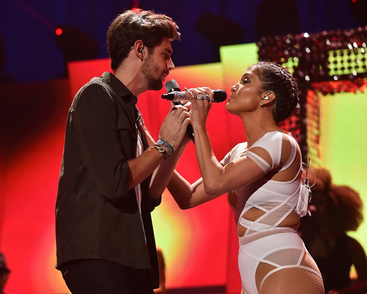 Jenni lo miraba intensamente, estaba muy en su papel.