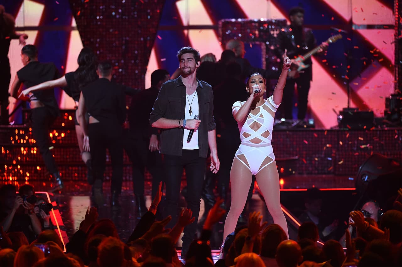 Álvaro apareció sobre el escenario para cantar 'Bajo el Mismo Sol'.