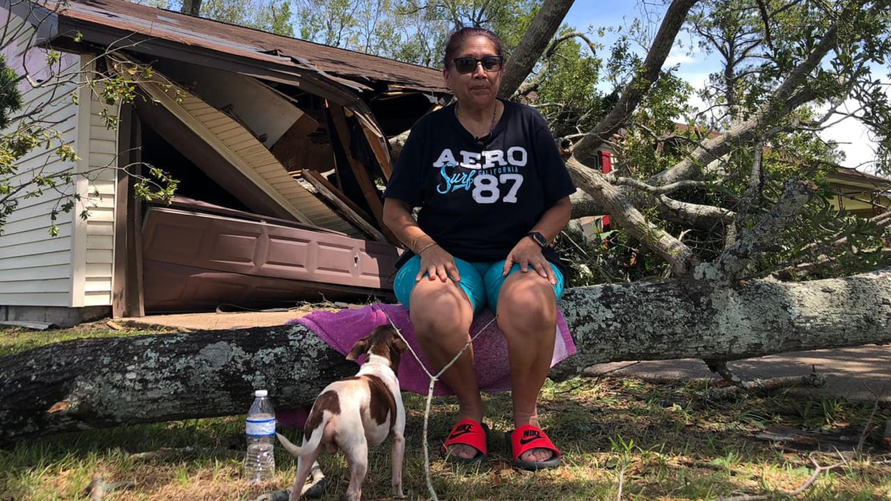 María Ramírez fue una de las afectadas al caer un árbol arriba de su casa en el condado Orange.