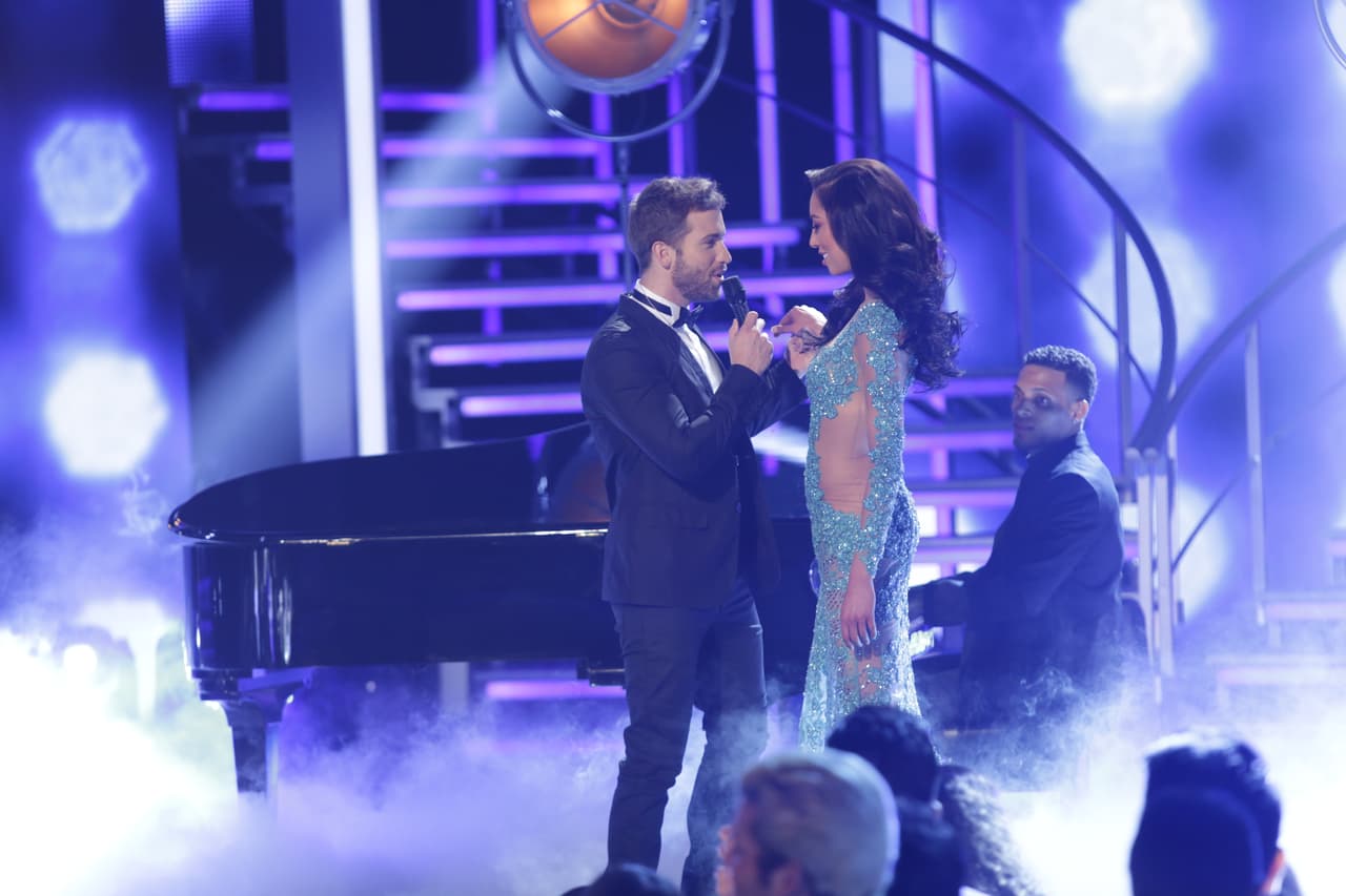 El cantautor español fue parte del desfile en trajes de gala de las finalistas, y se robó todas las miradas y suspiros de las bellas.