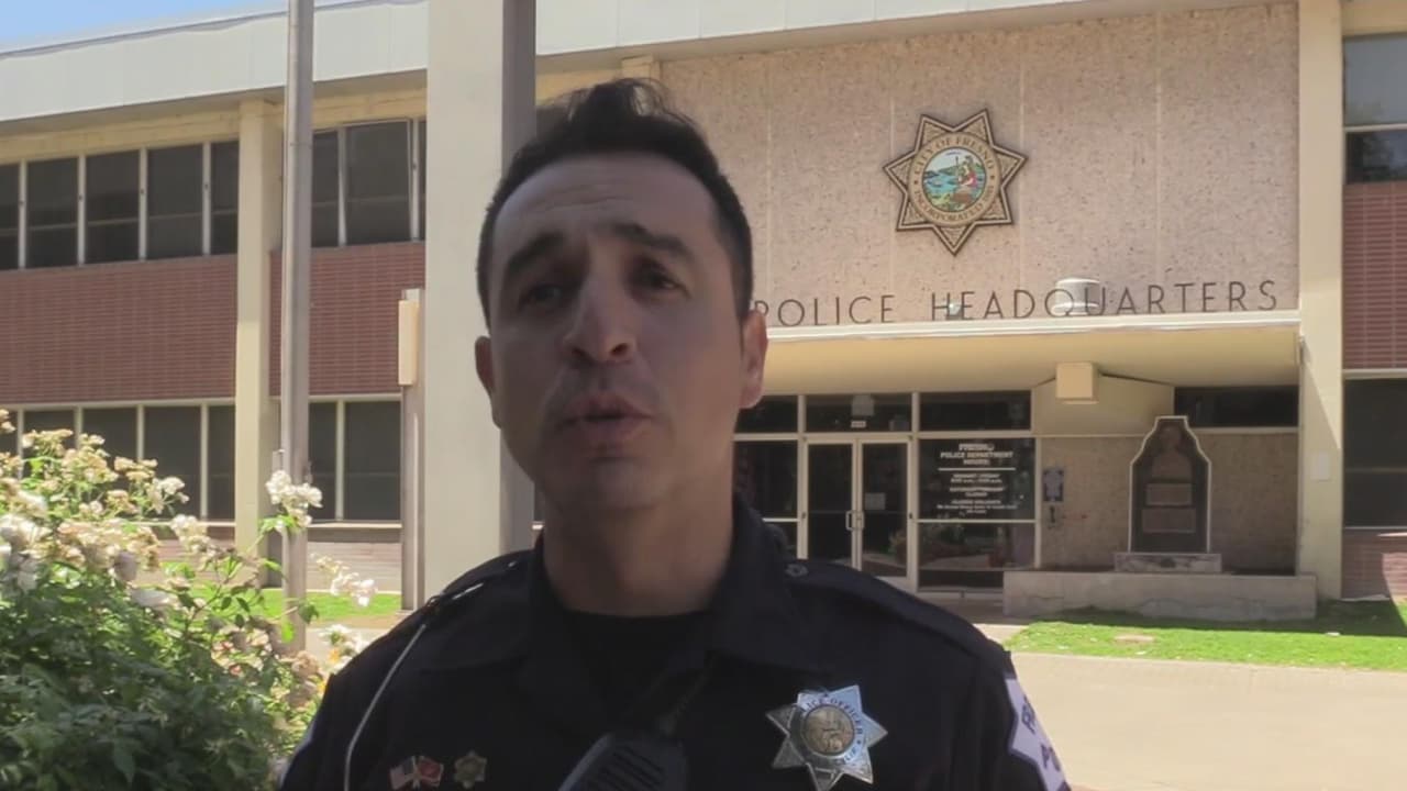 Tras ser víctima de un intento de robo de su auto en la Ave. Clinton en Fresno, una mujer decidió regresar al lugar buscar a sus atacantes acompañada de un hombre, al encontrar a uno lo golpearon, ahora el joven está hospitalizado y la mujer podría enfrentar cargos.