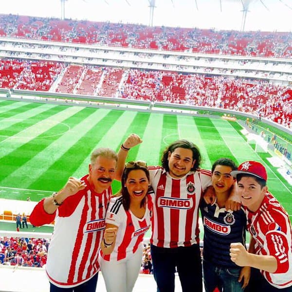 Mientras que su segunda pasión en la vida es el futbol, por lo que no es nada raro verlo posar en las fotografías con su playera de 'Las Chivas del Guadalajara', aunque él no es originario de ese bello estado mexicano.