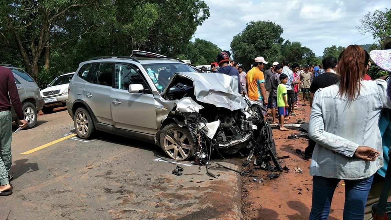 Con el motor destrozado quedó la camioneta en la que viajaba el matrimonio.