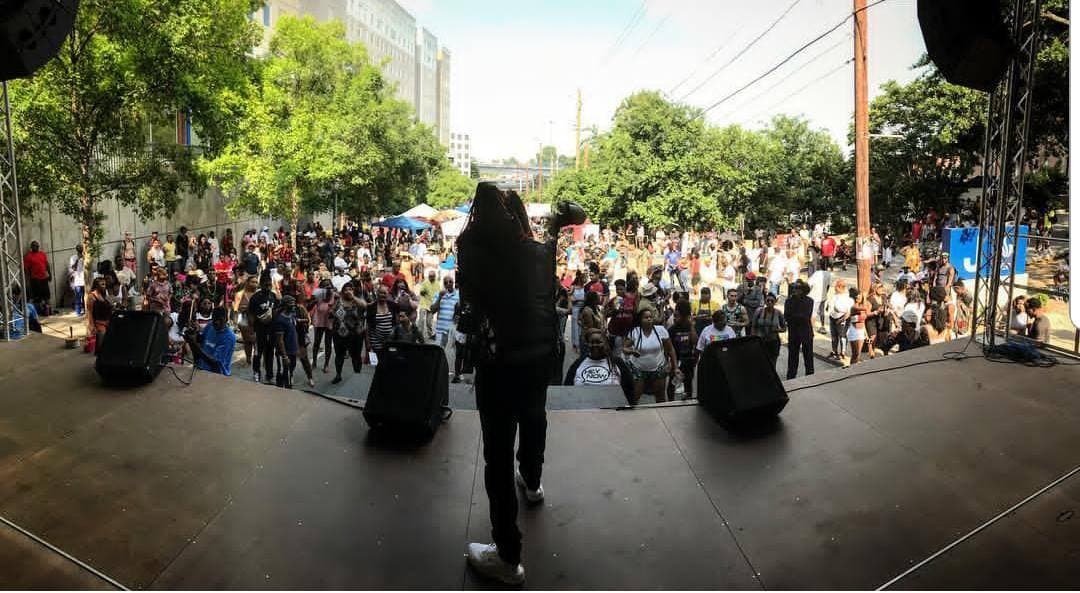 <b>Sweet Auburn Springfest</b>
<br>
<b>Fechas</b>: 13 y 14 de mayo
<br>
<b>Sitio web</b>: 
<a href="https://www.sweetauburn.com/">https://www.sweetauburn.com/</a> 
<br>
<br>Sweet Auburn Springfest es el festival gratuito al aire libre más grande del sureste del país -según sus organizadores- y atrae a miles de asistentes cada año al histórico distrito de Sweet Auburn en Atlanta. El festival de primavera Sweet Auburn ofrece una excelente combinación de música en vivo, comida y diversión para toda la familia.