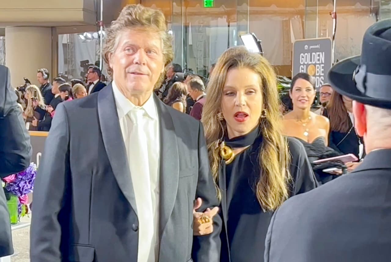 “Me voy a agarrar de tu brazo”, le dijo Lisa Marie a Jerry Schilling al tiempo que colocaba su brazo derecho alrededor de él.
<br>