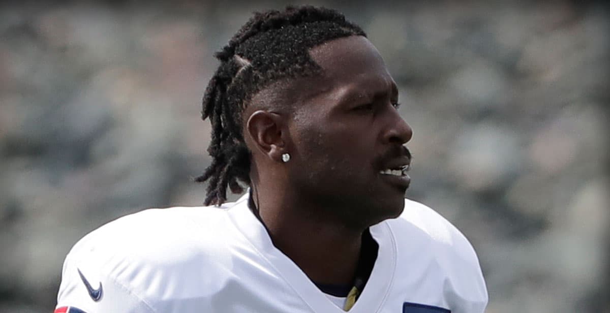 Antonio Brown quedó en libertad condicional por dos años y deberá tomar evaluación psicológica, curso de manejo de ira y además de cumplir horas de servicio comunitario.