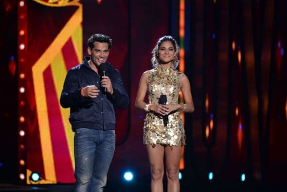 Después de anunciarse que Alejandra Espinoza será la presentadora de "La Banda" el nuevo reality de Univision, llegó Jencarlos Canela vestido bastante formal y abandonando los pantalones un poco particulares que usó en la alfombra.