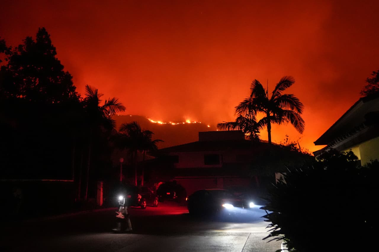Frente a la
<b>Universidad Pepperdine</b> comenzó el fuego,los estudiantes que se refugiaron en la biblioteca de la escuela vieron cómo el incendio se intensificaba y el cielo se tornaba de un rojo intenso.