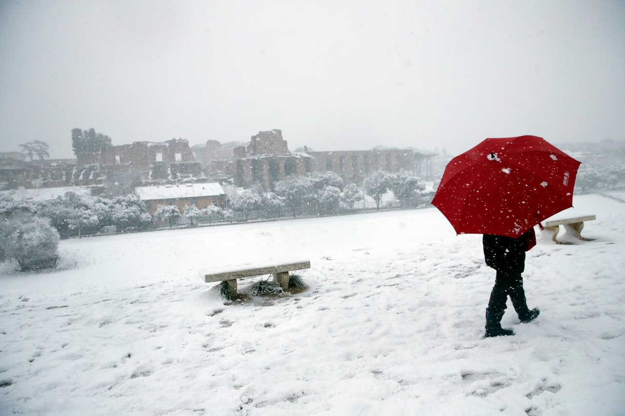 Este hombre no dudó en salir a caminar en plena nevada, al lado de las ruinas del circo romano.