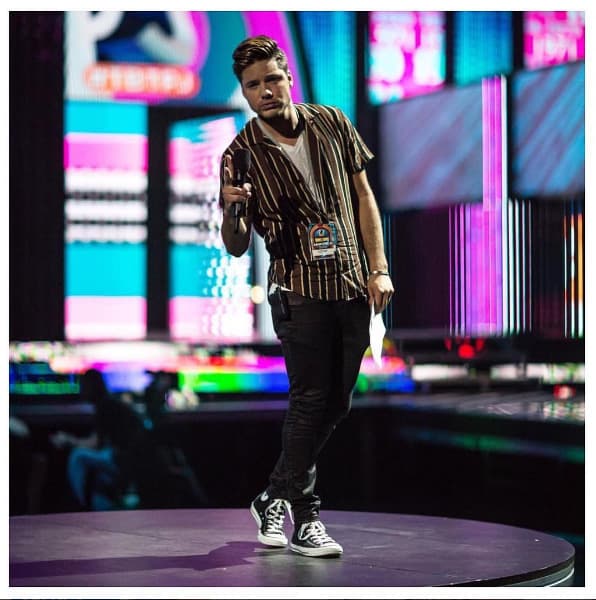 William Valdes: "Primer día de ensayos de @premiosjuventud #SoExited". (Julio 11, 2016)