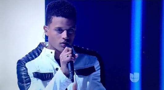 En los shows en vivo lo vimos muy apuesto y con un look más renovado.