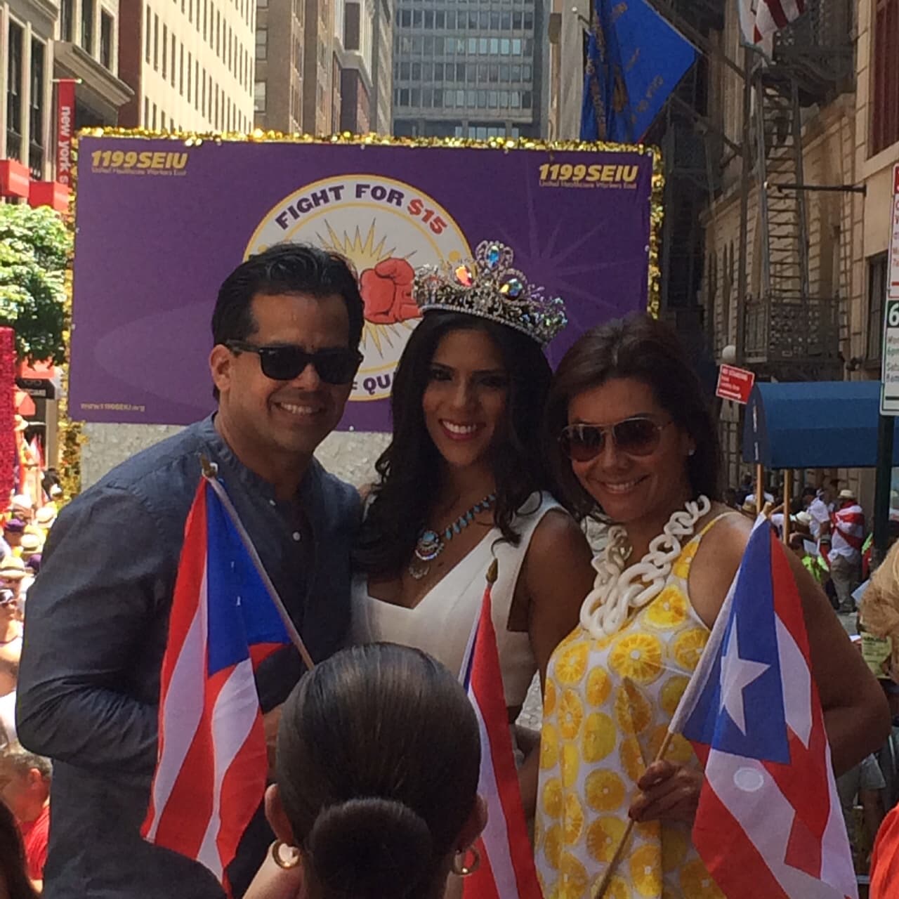 El equipo de Univision 41 se trasladó a la Quinta Avenida para formar parte de la edición 58 del Desfile Nacional Puertorriqueño en Nueva York, al cual también asistió el Gobernador de Puerto Rico Alejandro García Padilla. Un evento que sin duda ha puesto a gozar a los boricuas que se encuentran fuera de la isla.